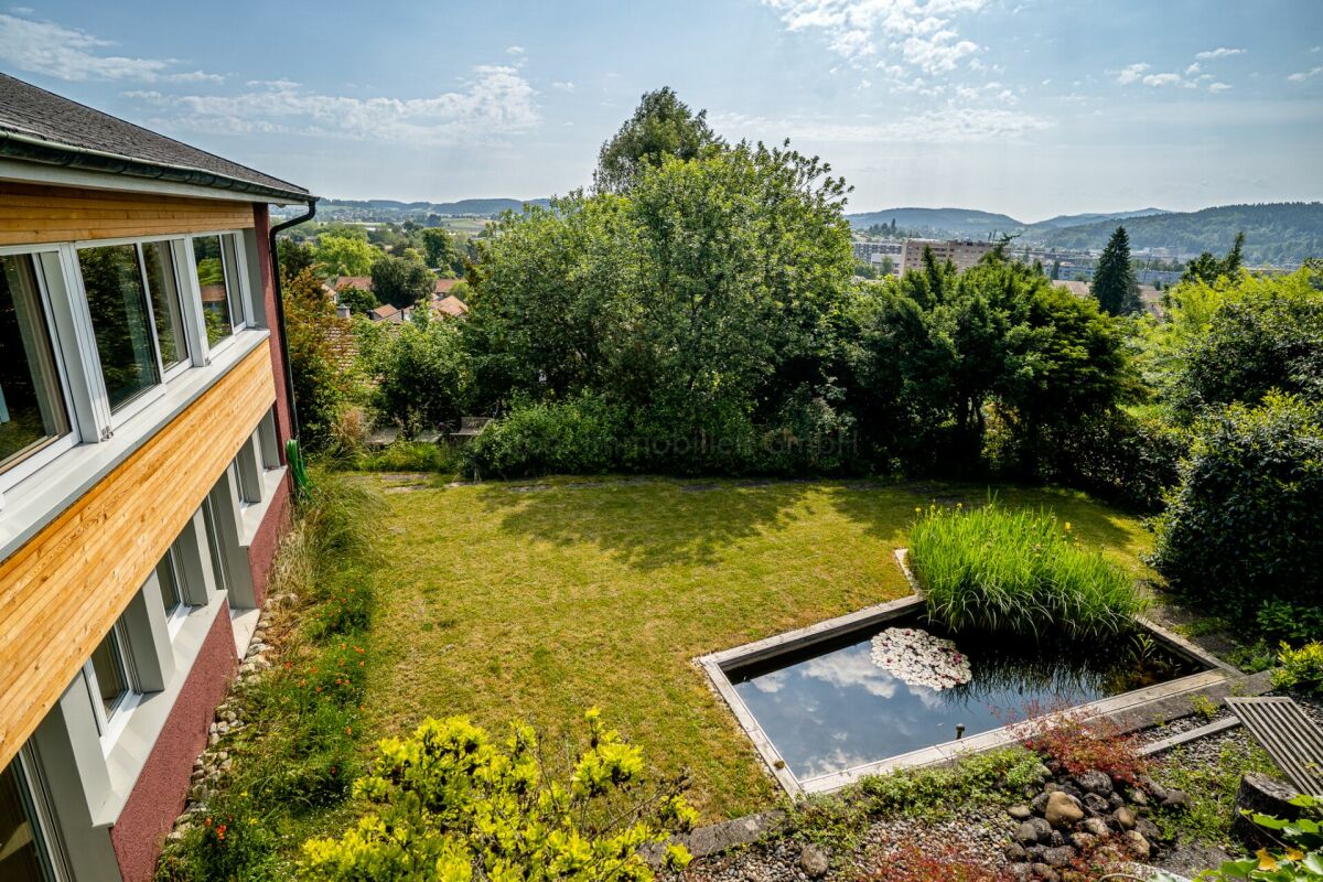 Gartenblick mit Teich und Fernsicht