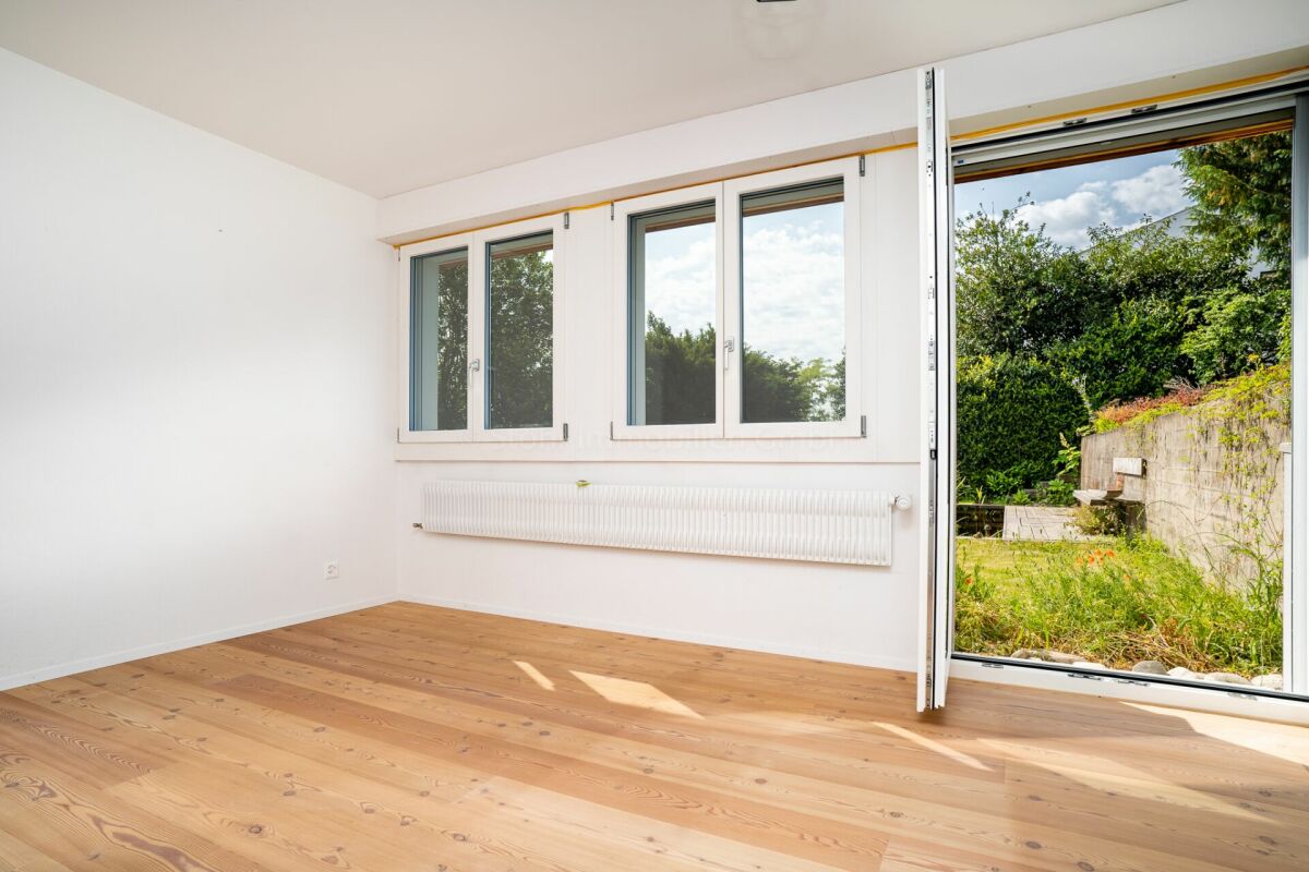 Heller leerer Raum mit Gartenblick