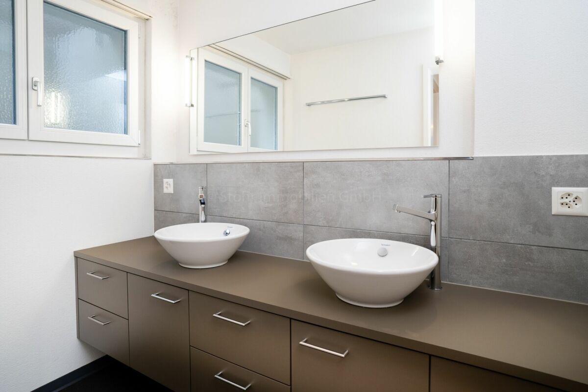 Modernes Doppelwaschbecken im Bad