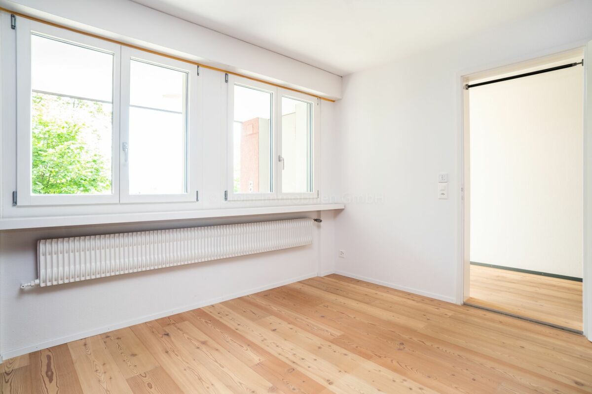 Heller leerer Innenraum mit Holzfußboden