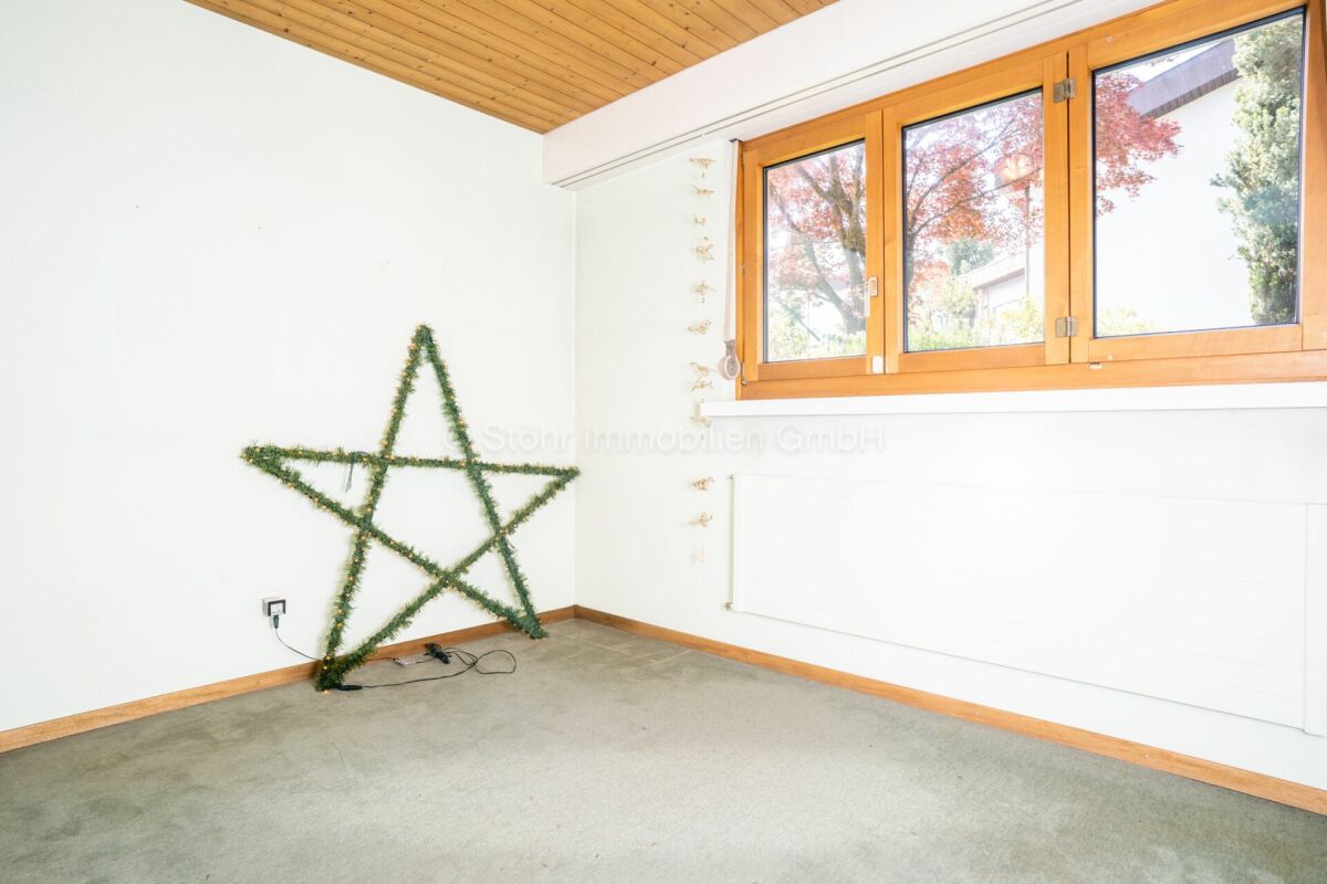Heller Innenraum mit Fenster und Teppichboden