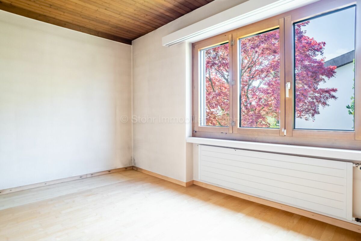 Heller leerer Raum mit großem Fenster