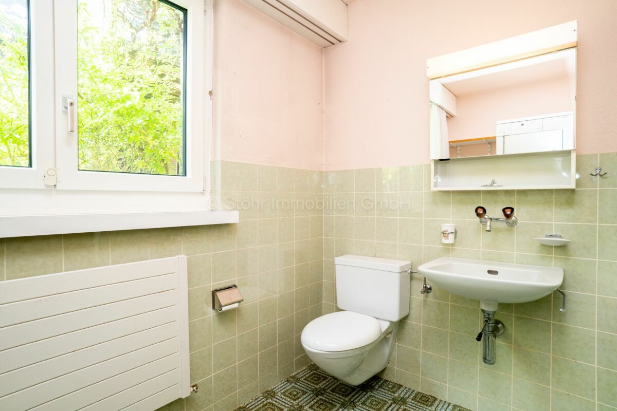 Kleines Badezimmer mit Fenster, WC und Waschbecken