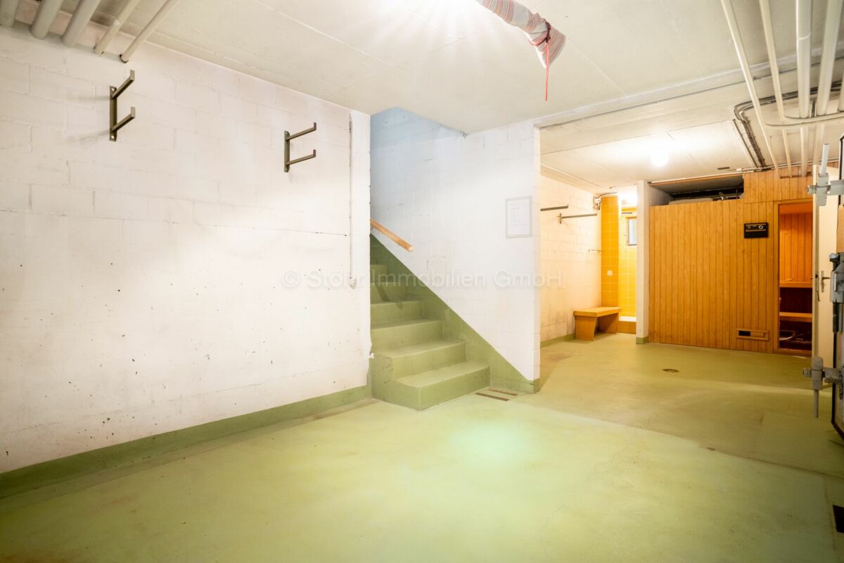 Kellerraum mit Treppe und Sauna