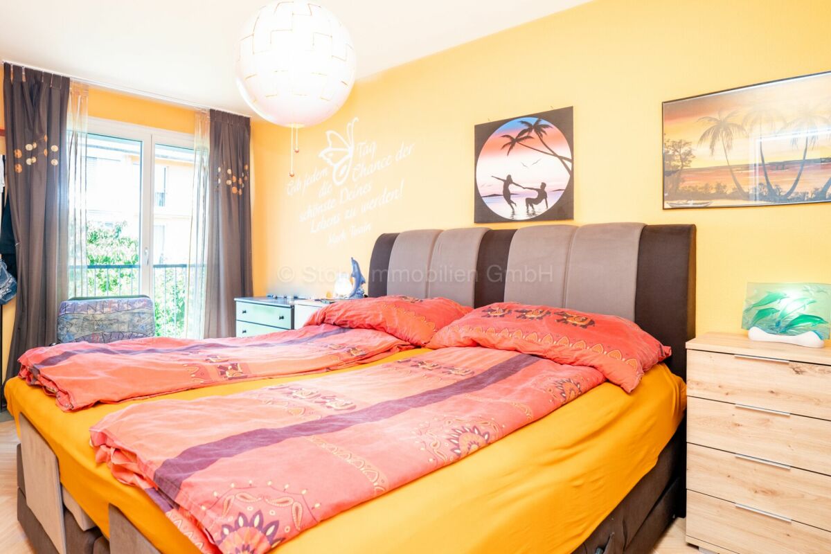 Helles Schlafzimmer mit Balkonblick