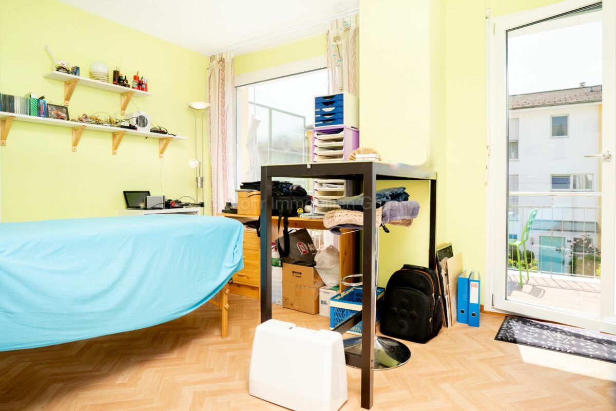 Helles Schlafzimmer mit Balkonzugang