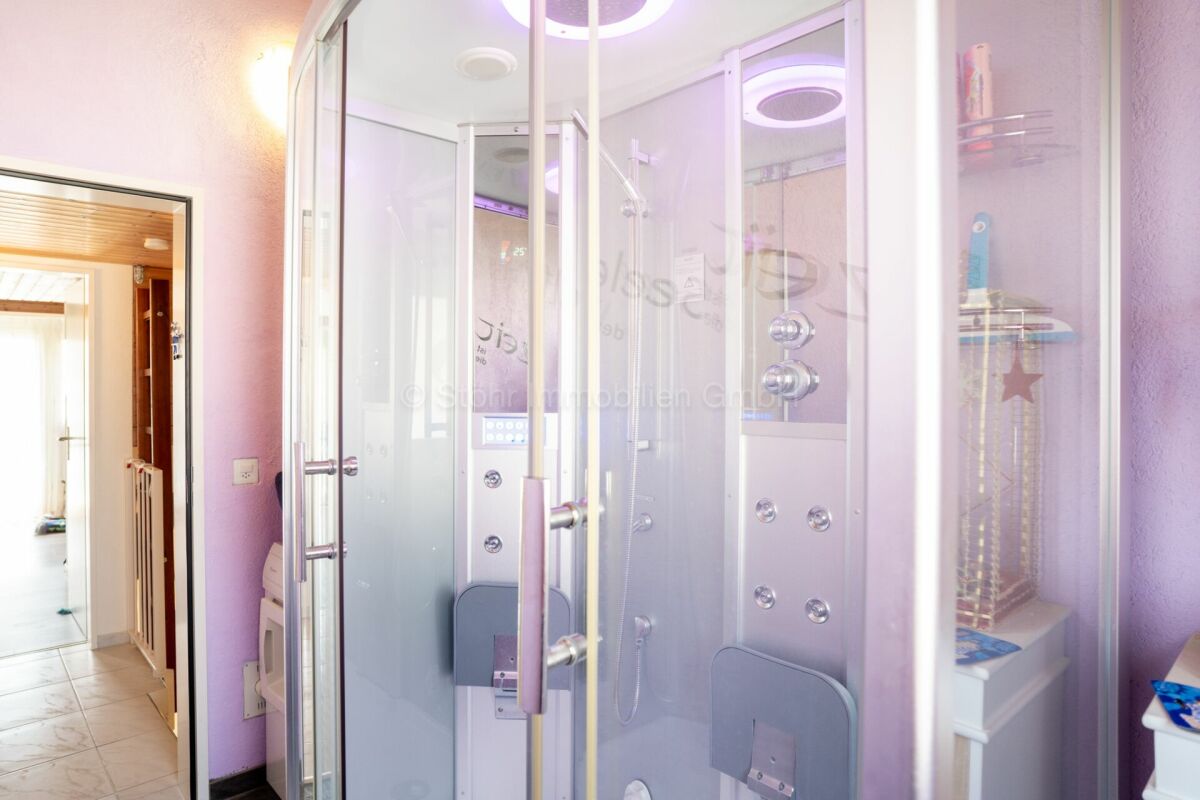 Badezimmer mit Duschkabine