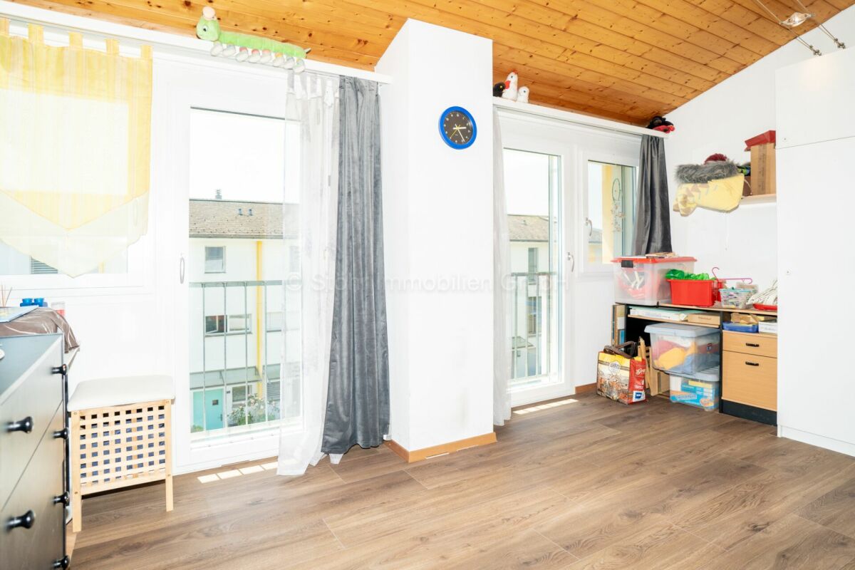 Heller Dachraum mit Balkonfenstern und Holzdecke