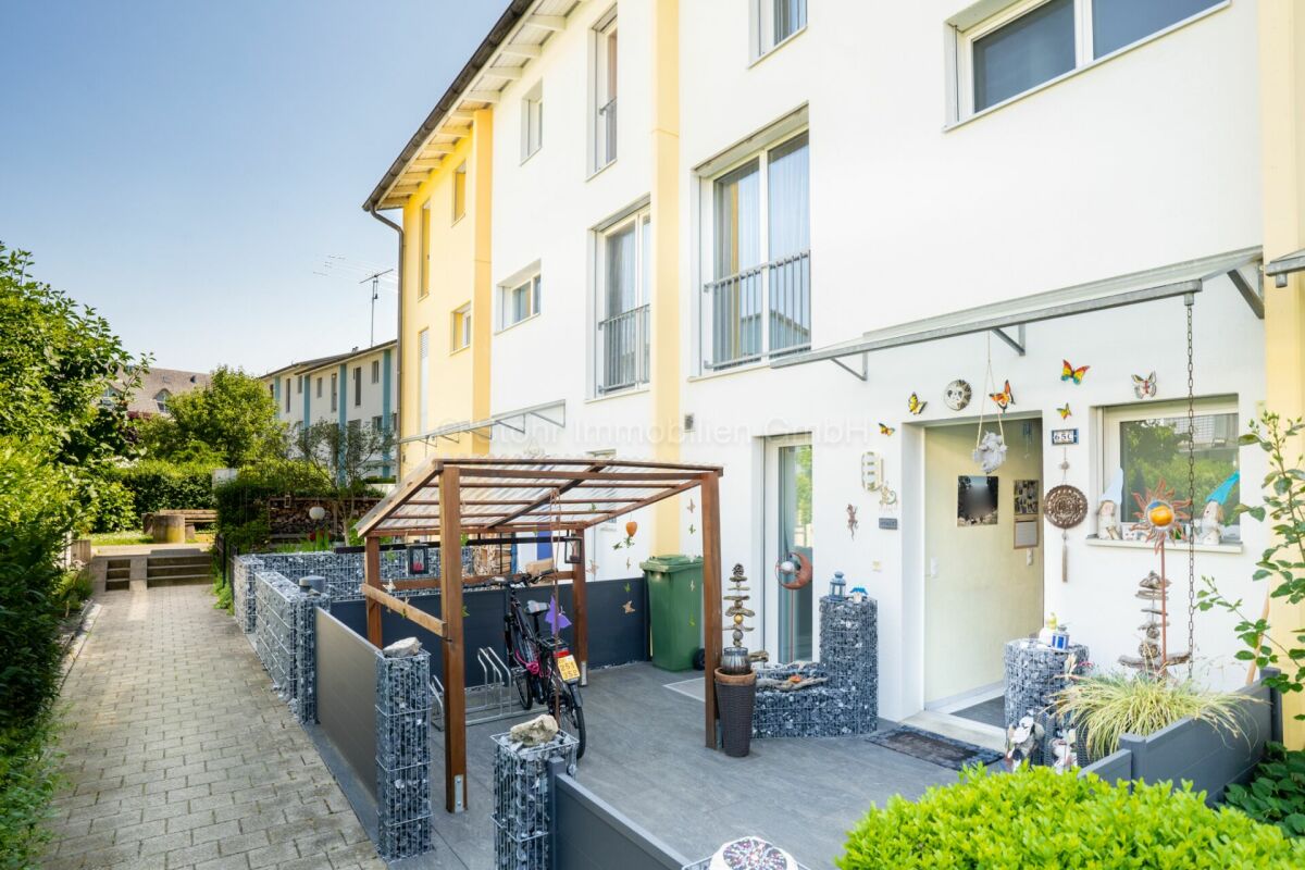 Wohnhaus mit Eingang und kleinem Vorgarten