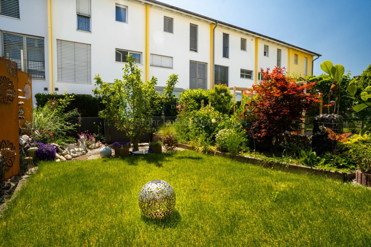 Gepflegter Garten vor einem Wohngebäude