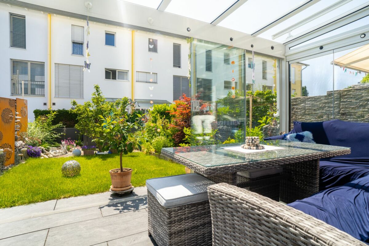 Gartenlounge mit Wintergarten-Übergang