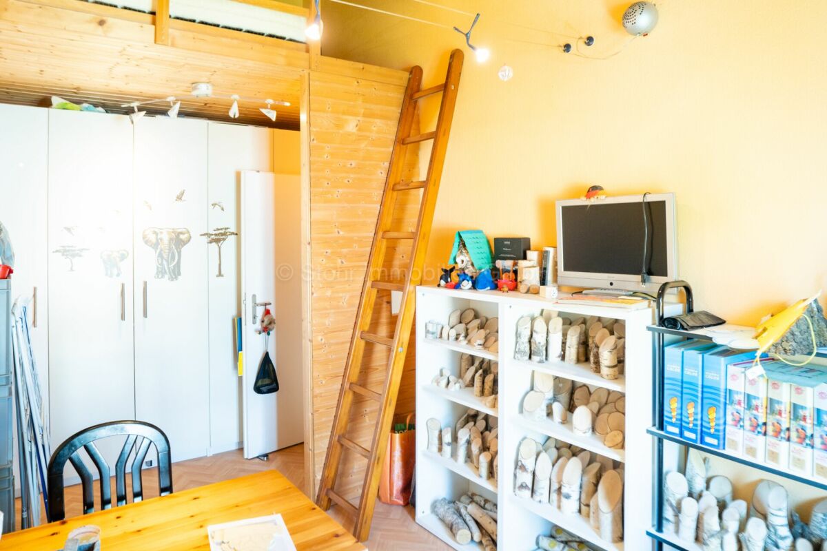 Kleines Zimmer mit Stauraum und Leiter