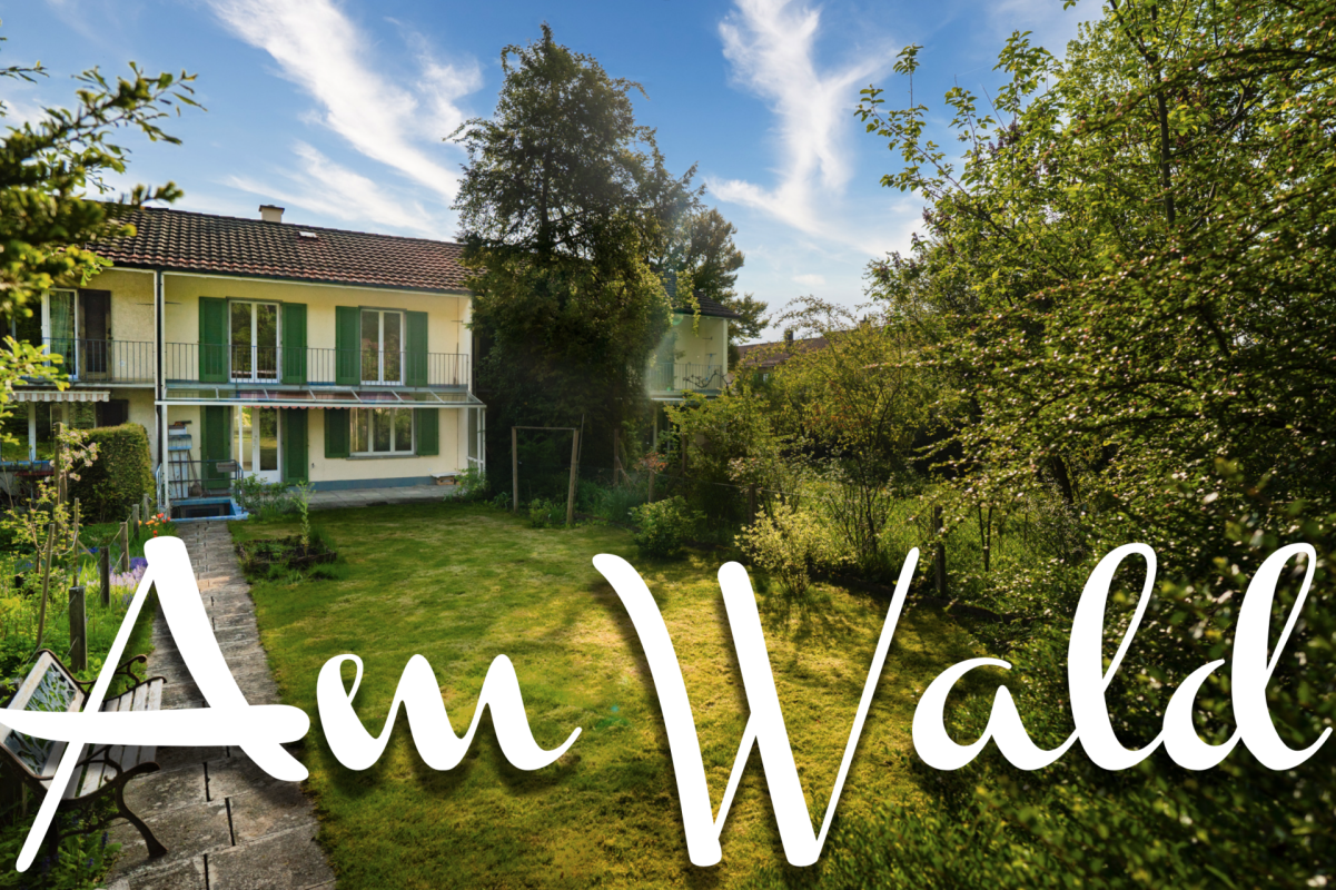 Gartenansicht eines Wohnhauses mit großem Rasen