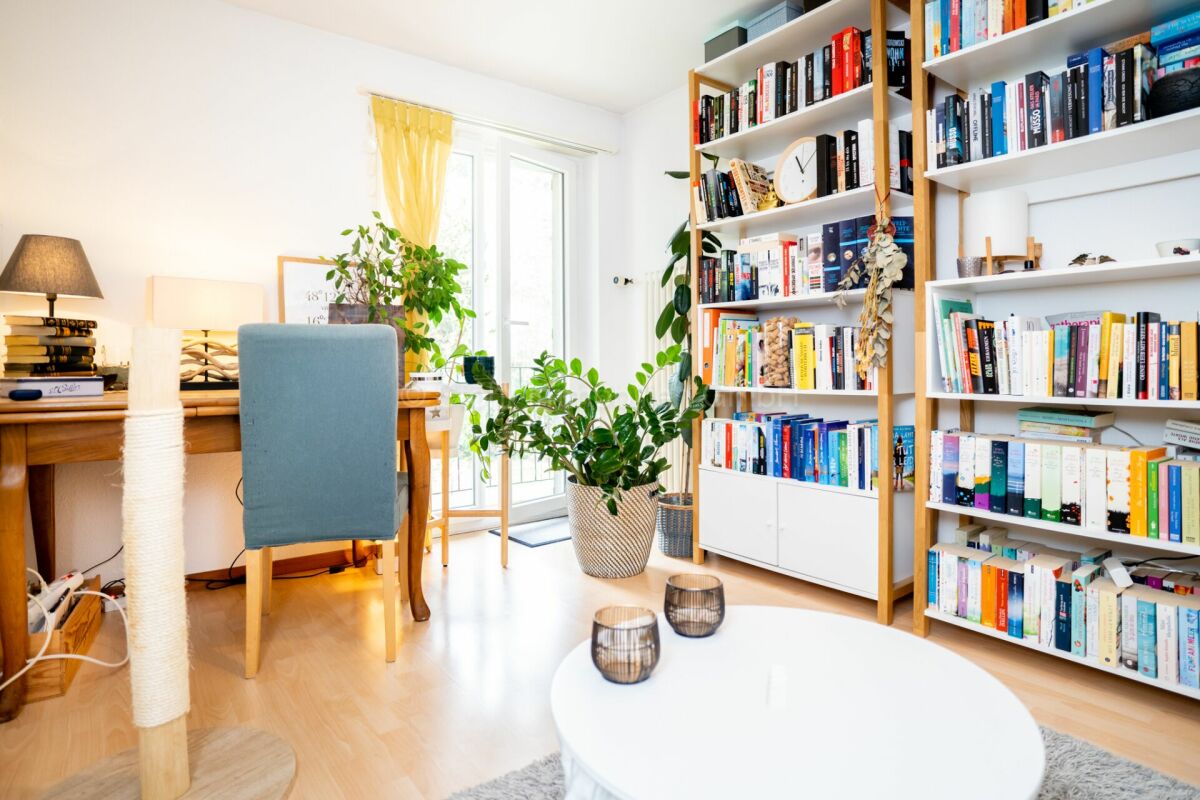 Helles Arbeits- und Lesezimmer