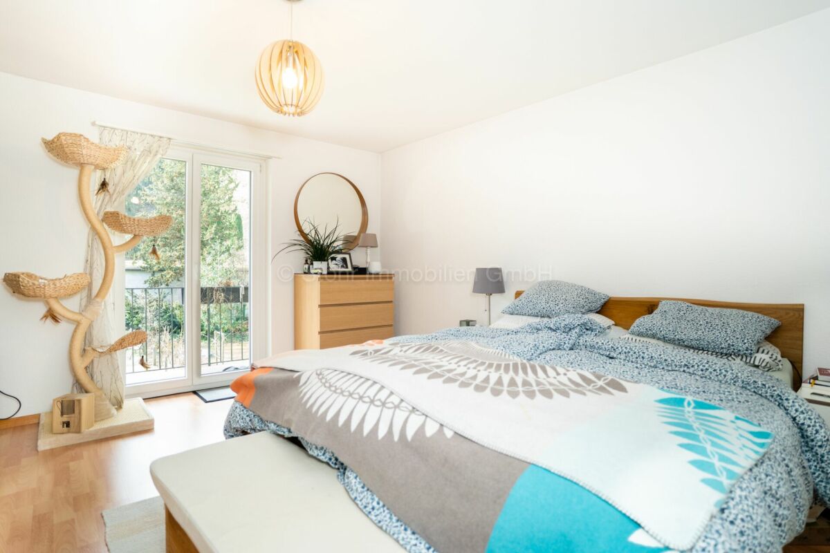Helles Schlafzimmer mit Balkonzugang