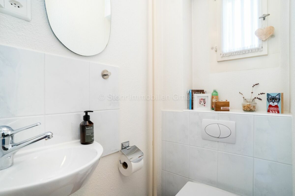 Gäste-WC mit Waschbecken und Spülkasten