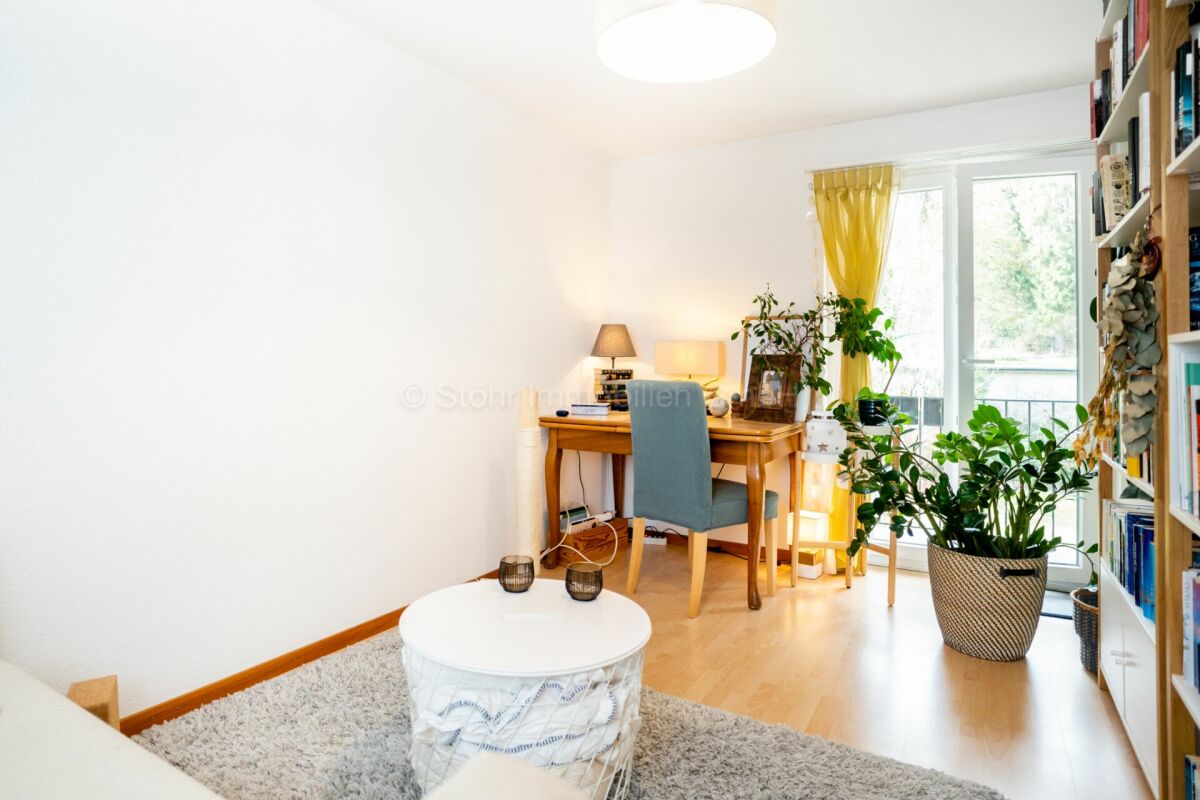 Helles Arbeitszimmer mit Balkonzugang