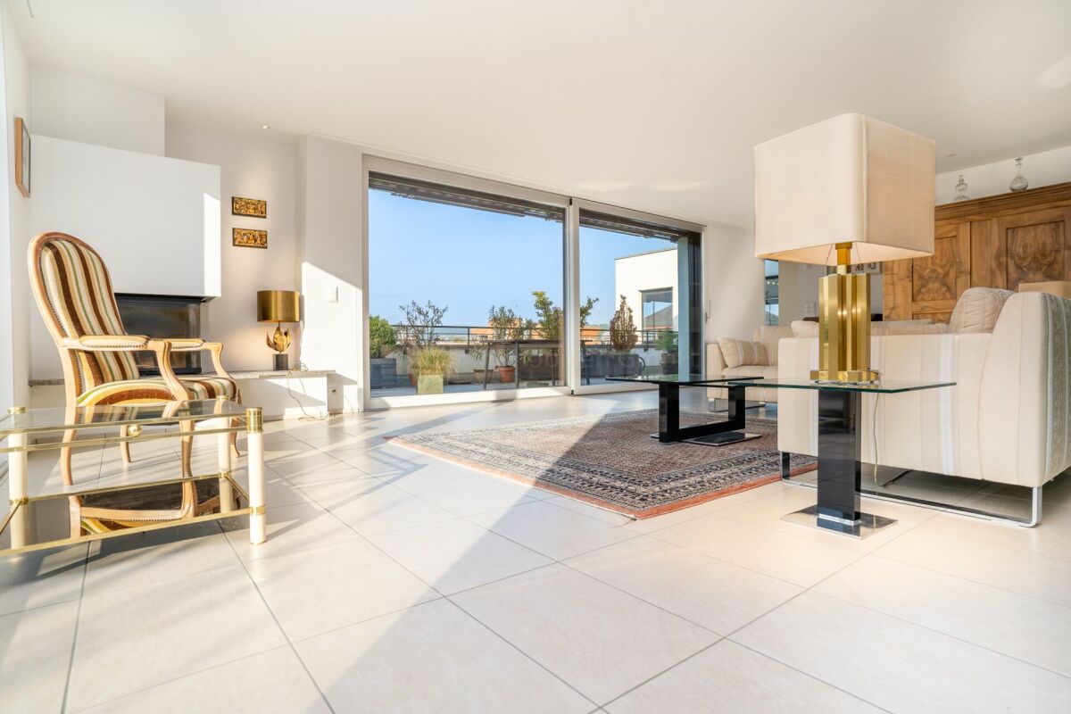 Helles, modernes Wohnzimmer mit Terrasse