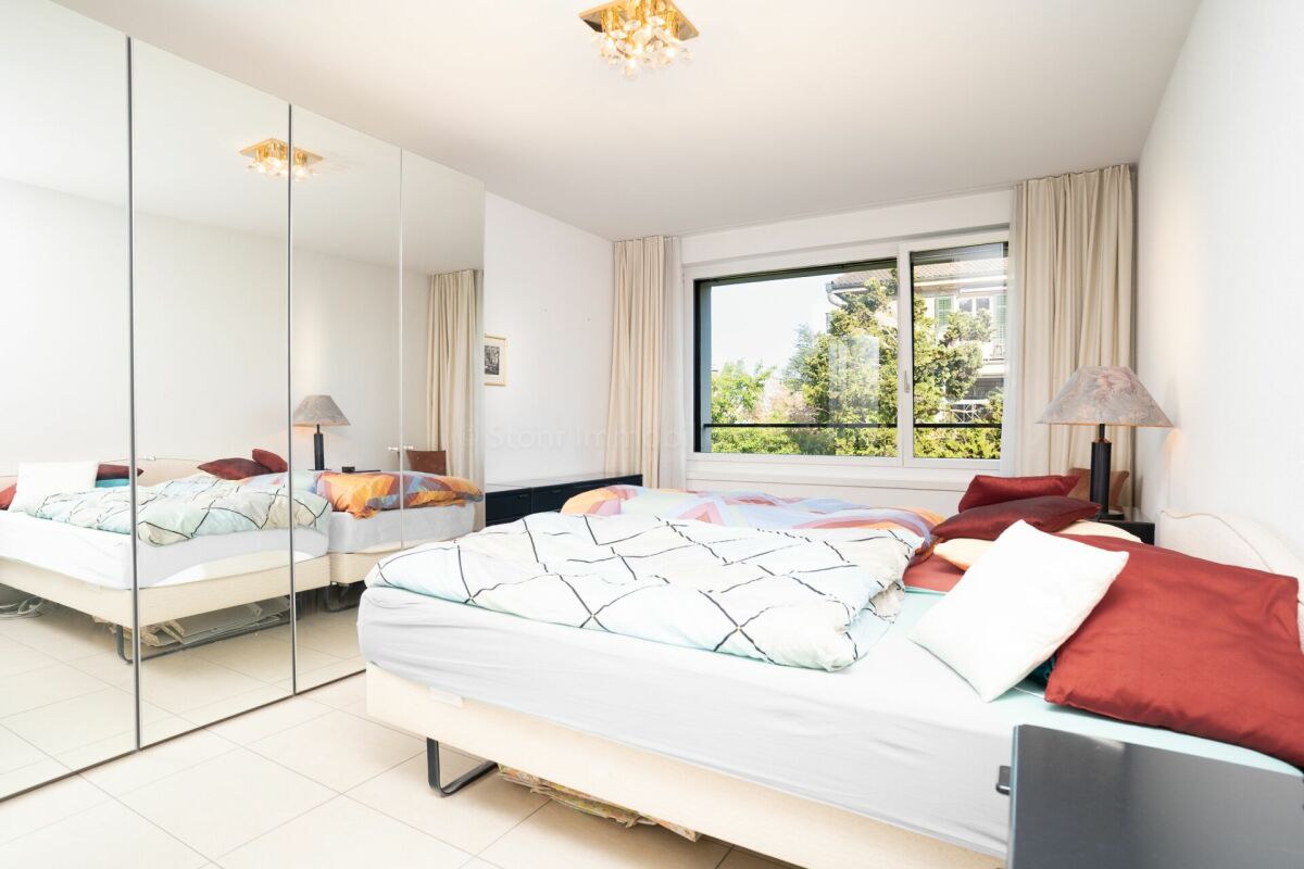 Helles Schlafzimmer mit Spiegelkleiderschrank