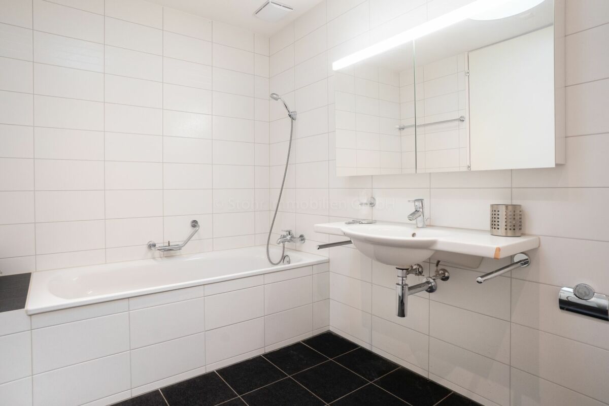 Modernes Badezimmer mit Badewanne und Waschtisch