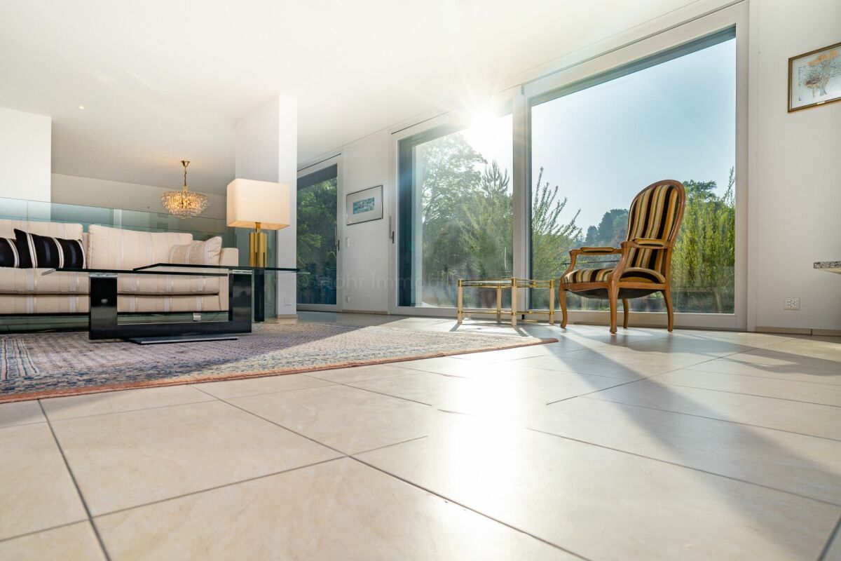 Helles, modernes Wohninterieur mit großen Glasflächen