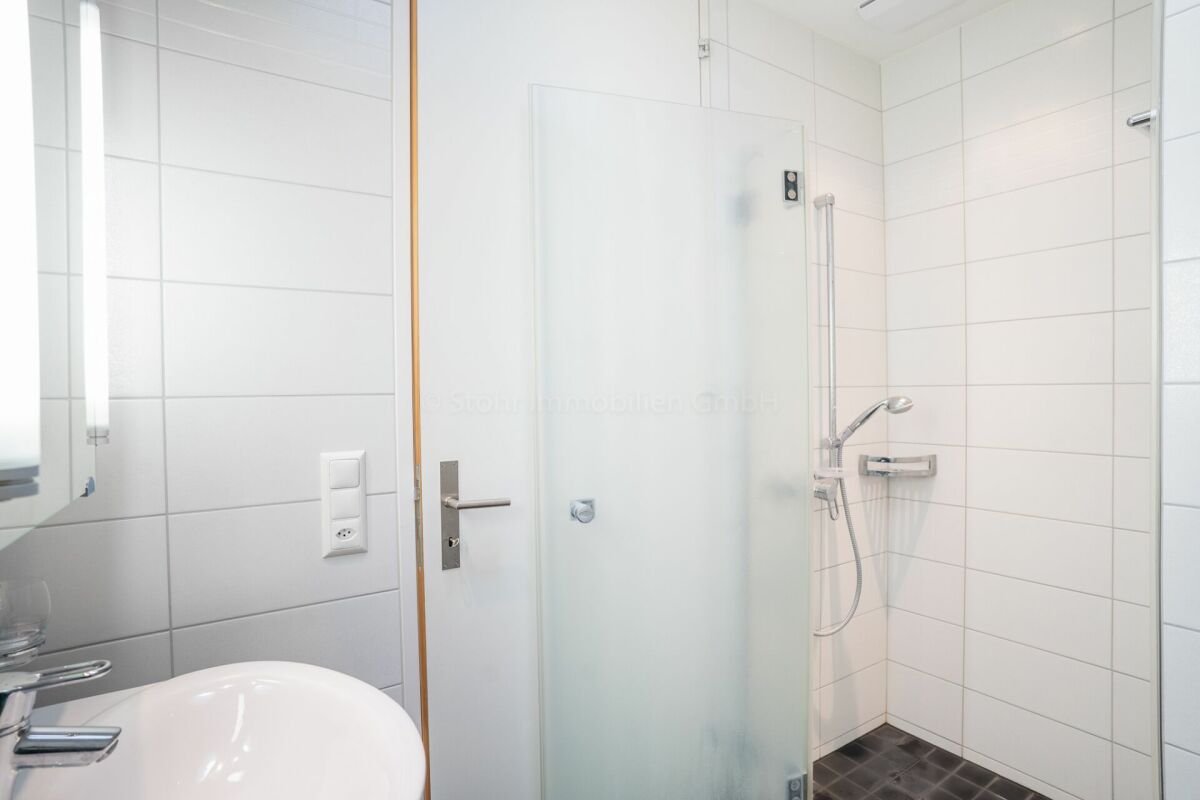 Modernes Badezimmer mit Dusche