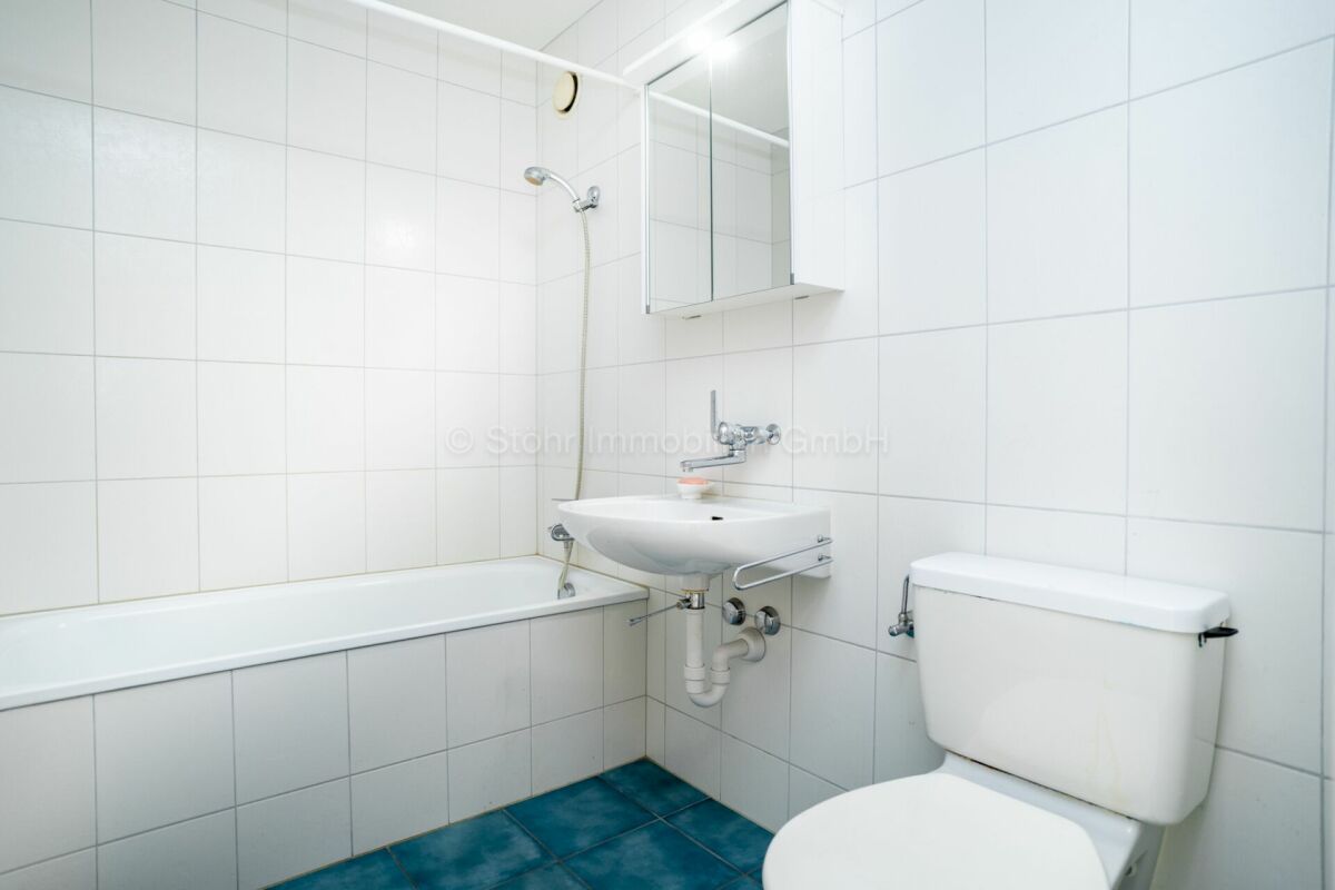 Kleines Badezimmer mit Badewanne, Waschbecken und WC