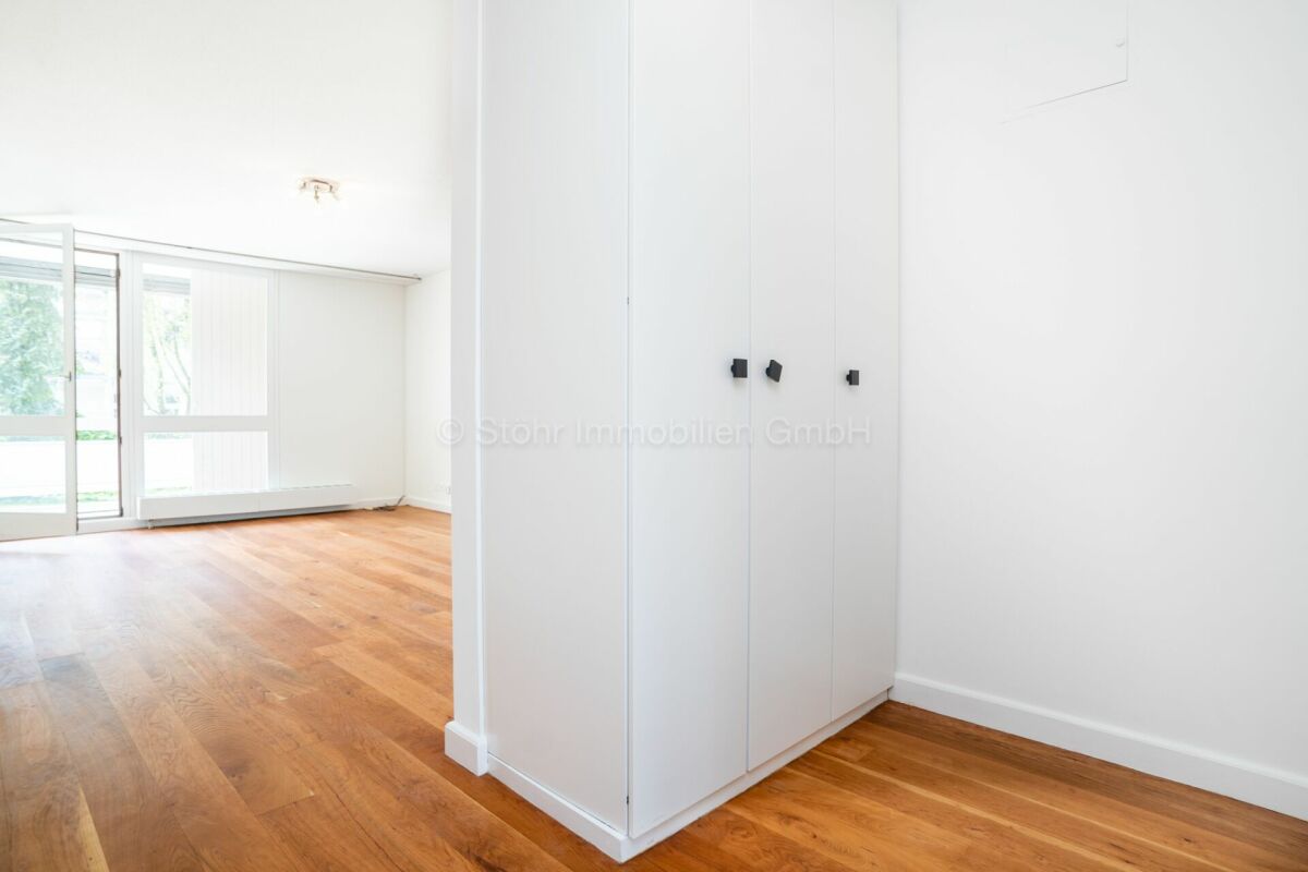 Heller Wohnraum mit Einbauschrank und Parkett