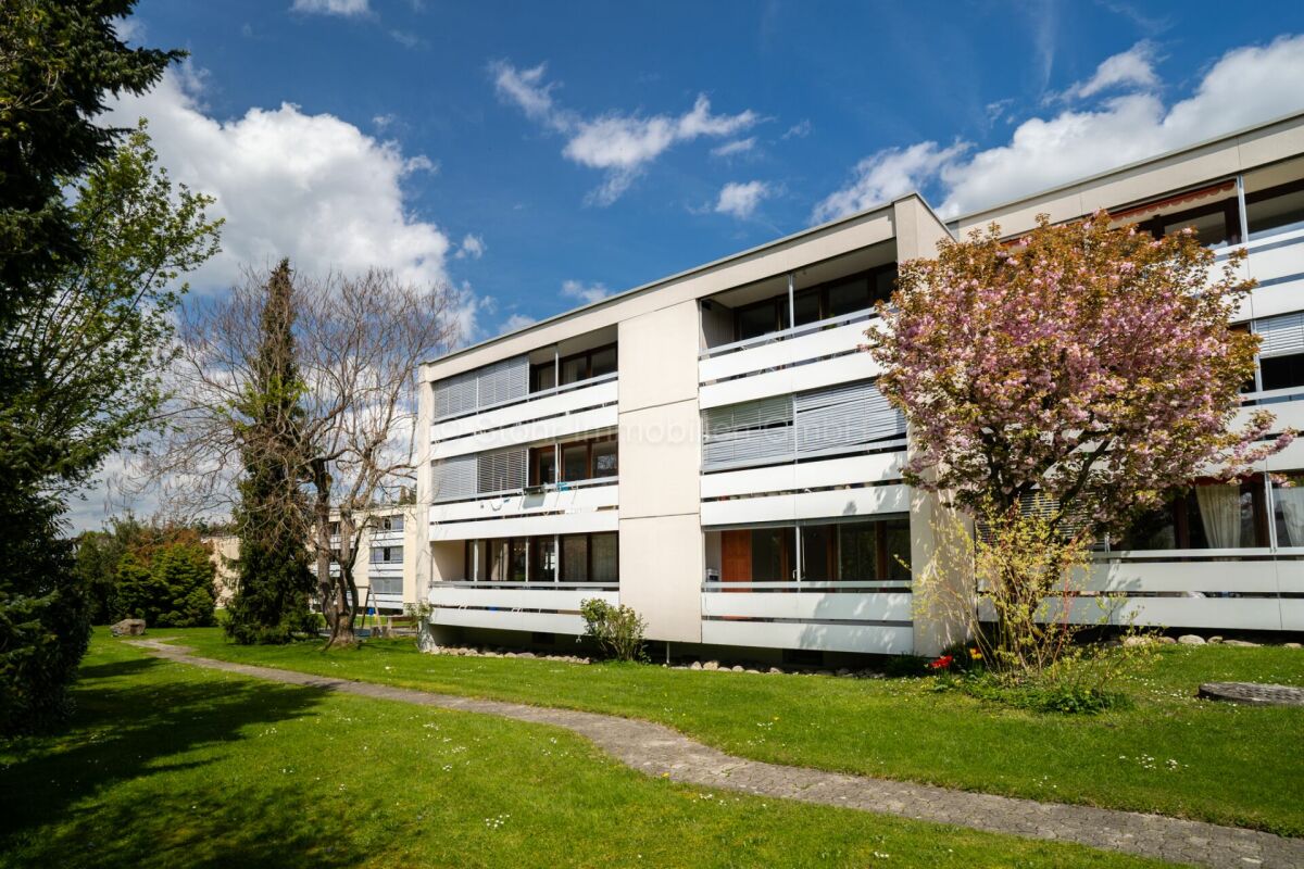 Mehrfamilienhaus mit Balkon und Garten