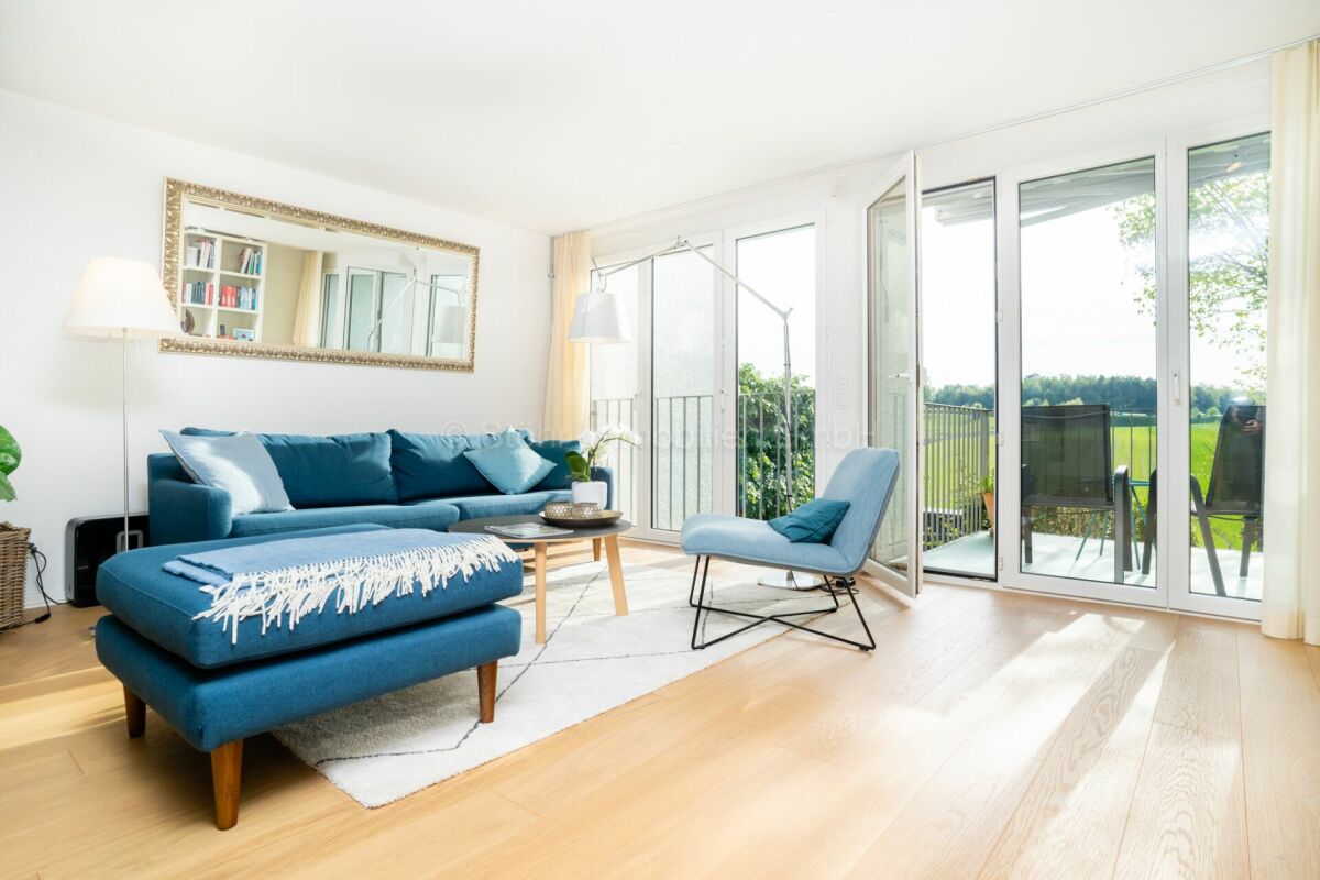 Helles Wohnzimmer mit Balkon und großem Ausblick
