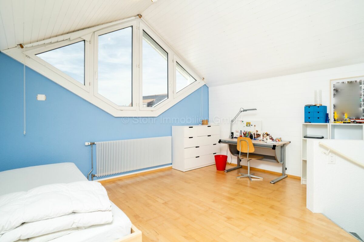 Helles Dachzimmer mit Arbeitsbereich