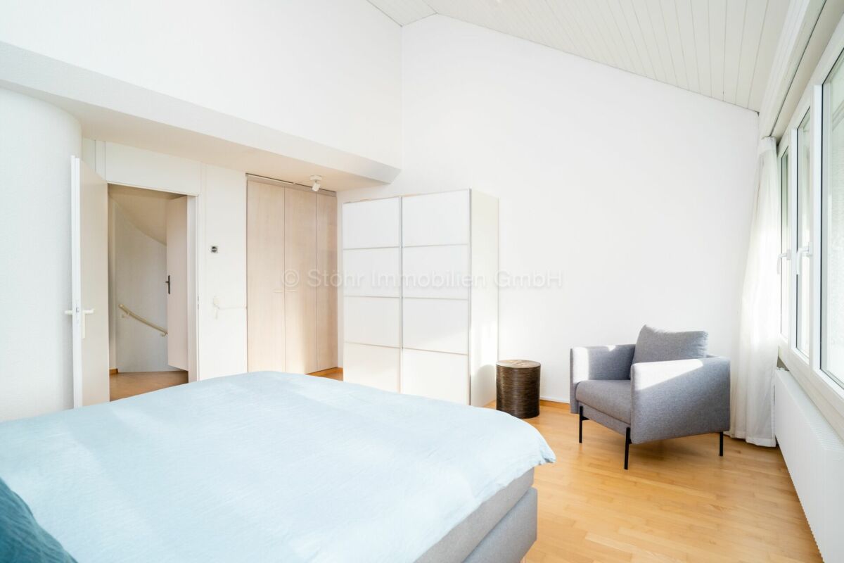Helles Schlafzimmer mit großer Fensterfront