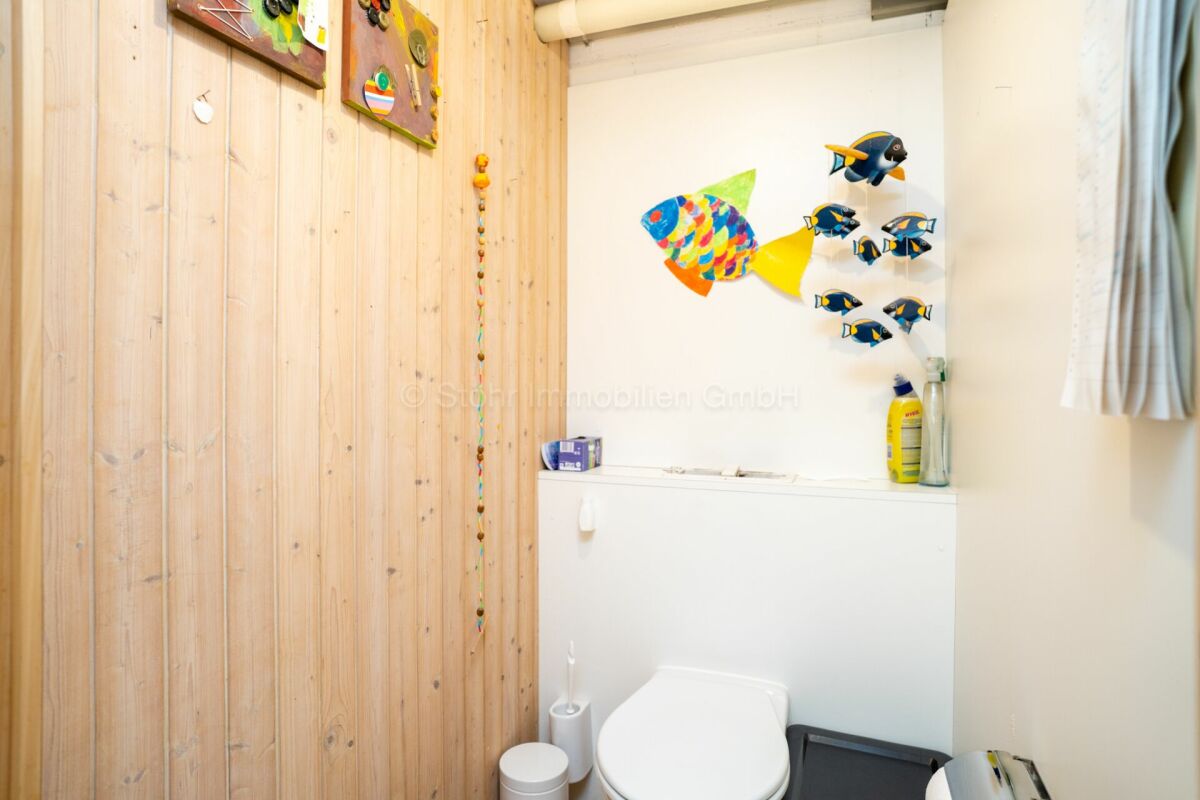 Gäste-WC mit Holzverkleidung