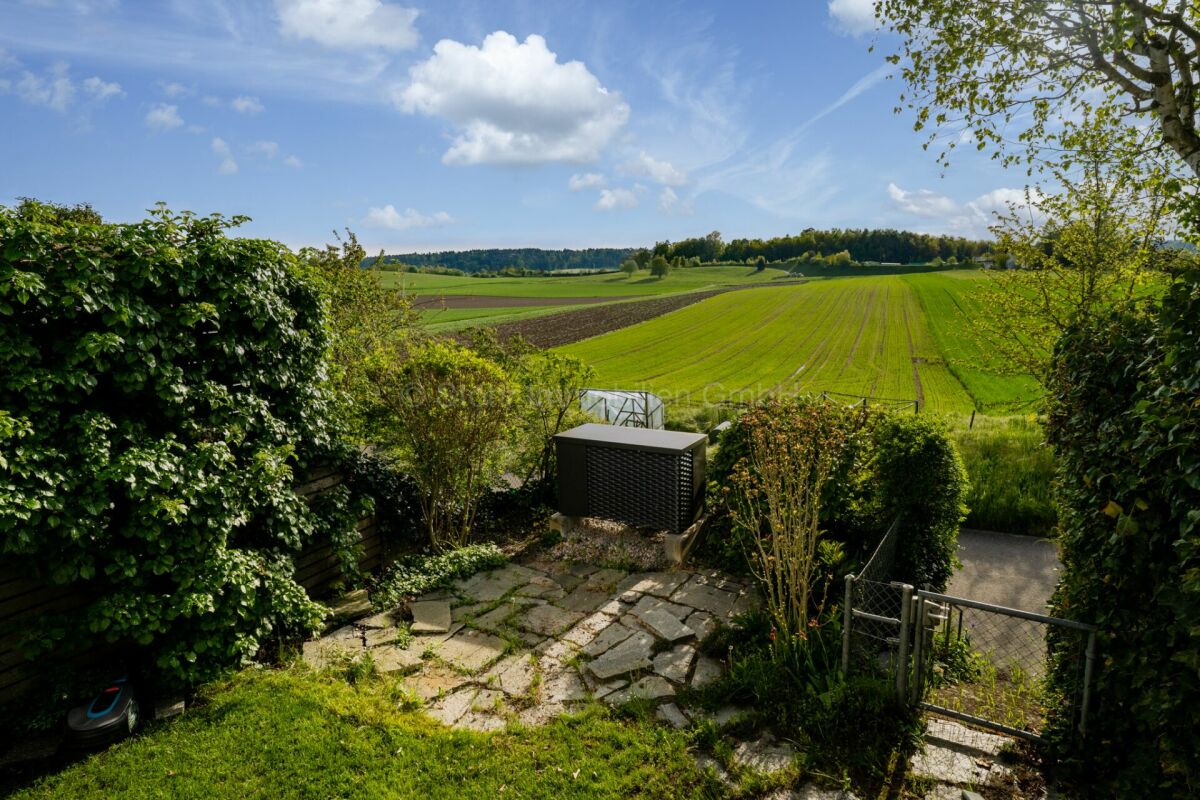 Ländlicher Garten mit weitem Feldblick