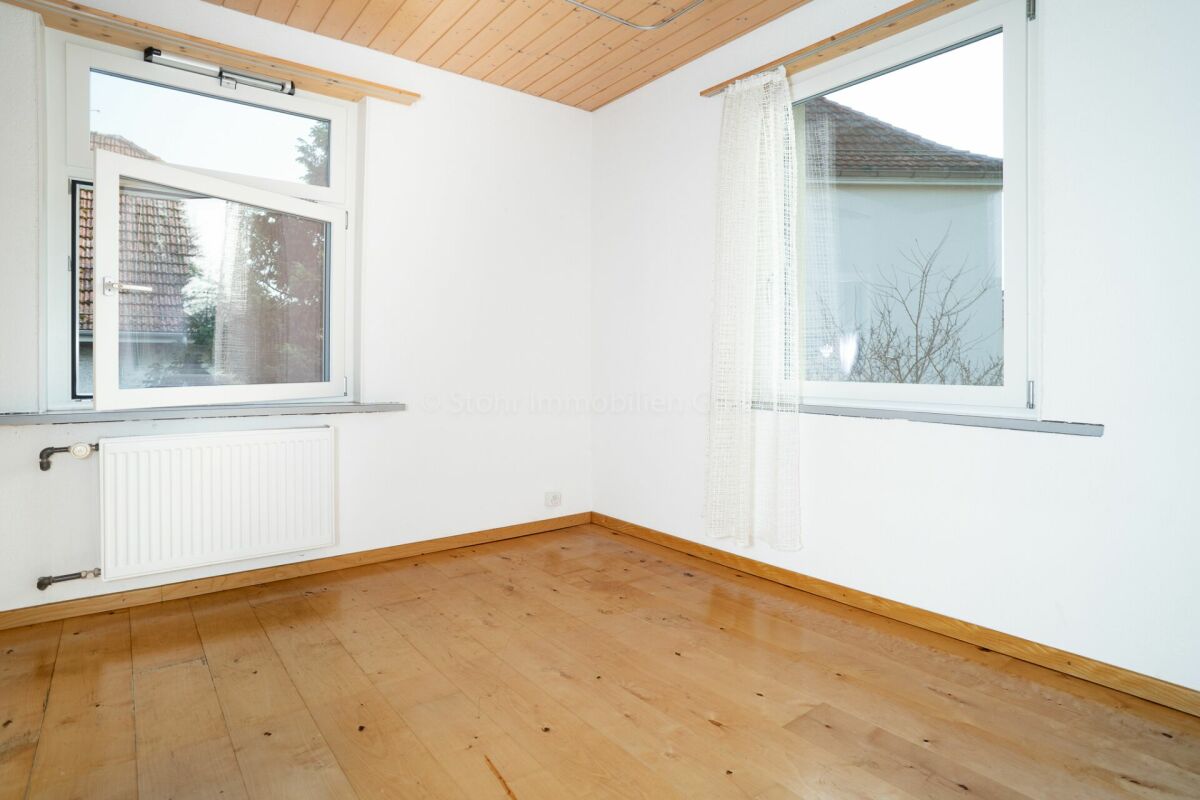 Leerer heller Raum mit Holzdecke