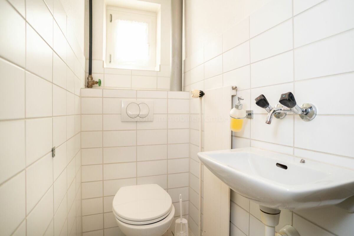 Kleines Gäste-WC mit Waschbecken