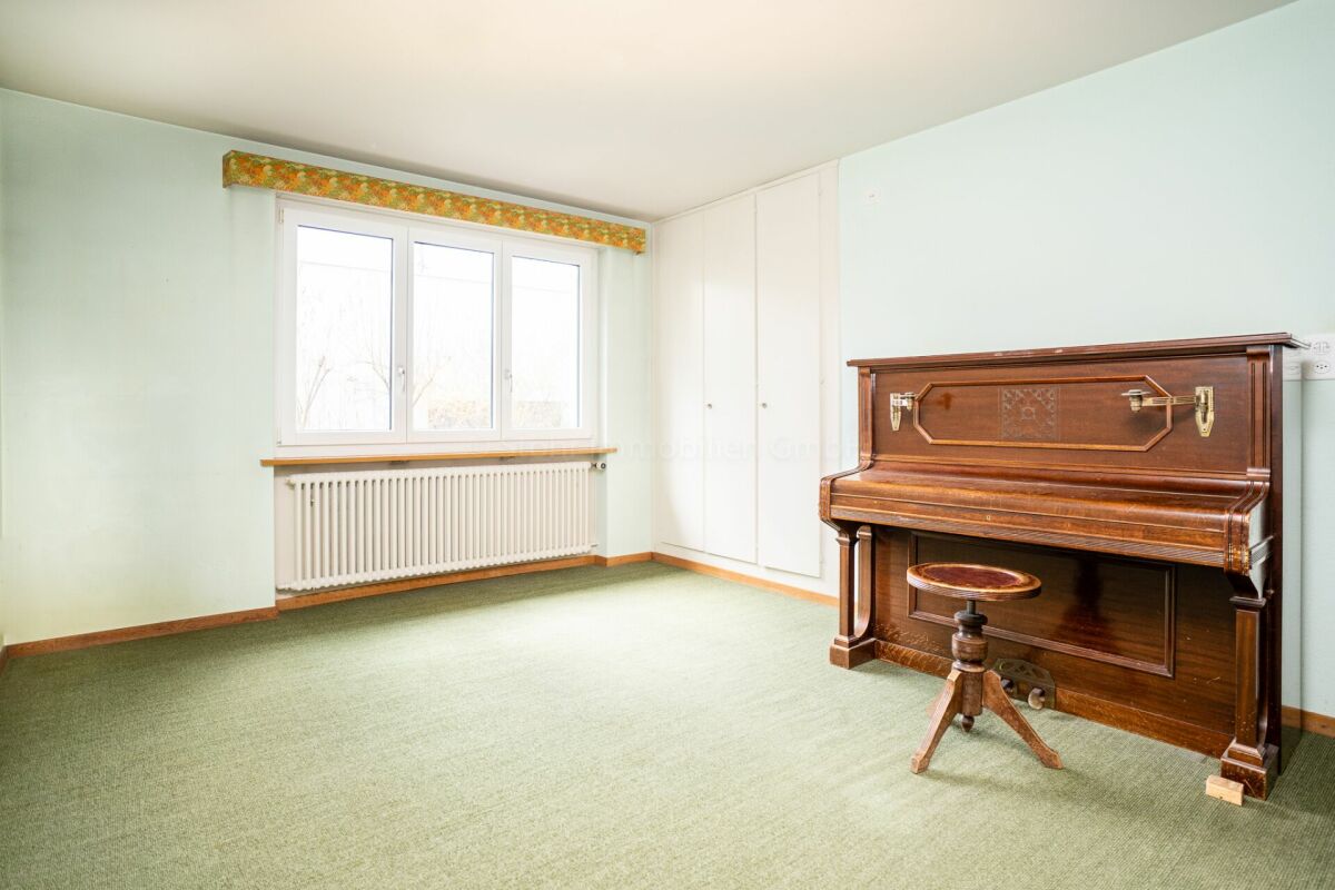 Helles Zimmer mit Klavier