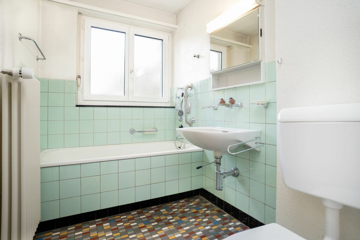 Kleines Retro-Badezimmer mit Badewanne