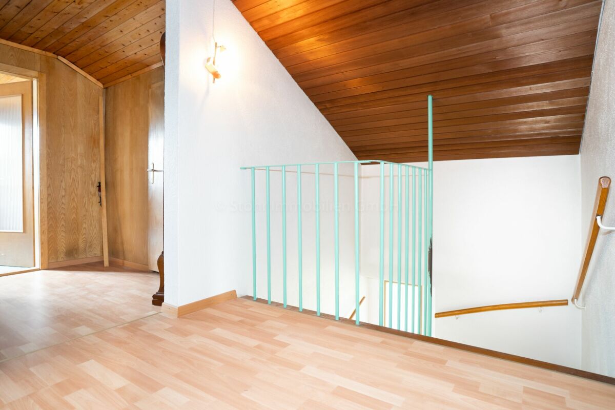 Treppenhaus mit Holzdecke