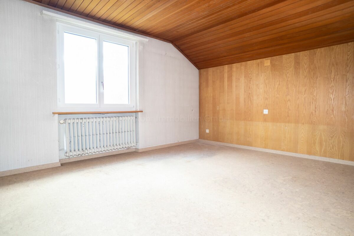 Leerer Dachraum mit Holzdecke