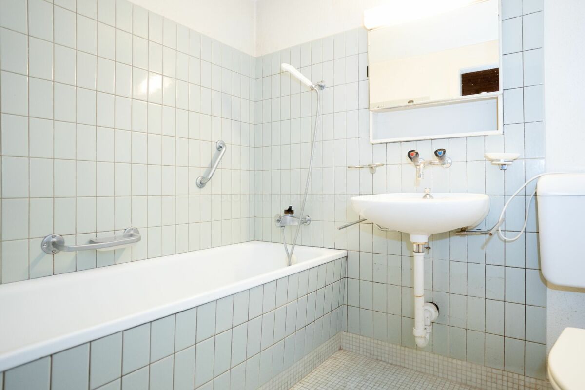 Badezimmer mit Badewanne und Waschbecken
