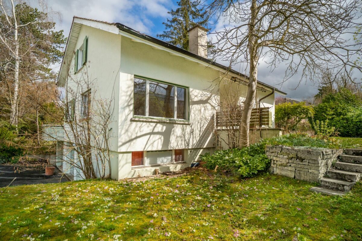 Einfamilienhaus mit Gartenansicht