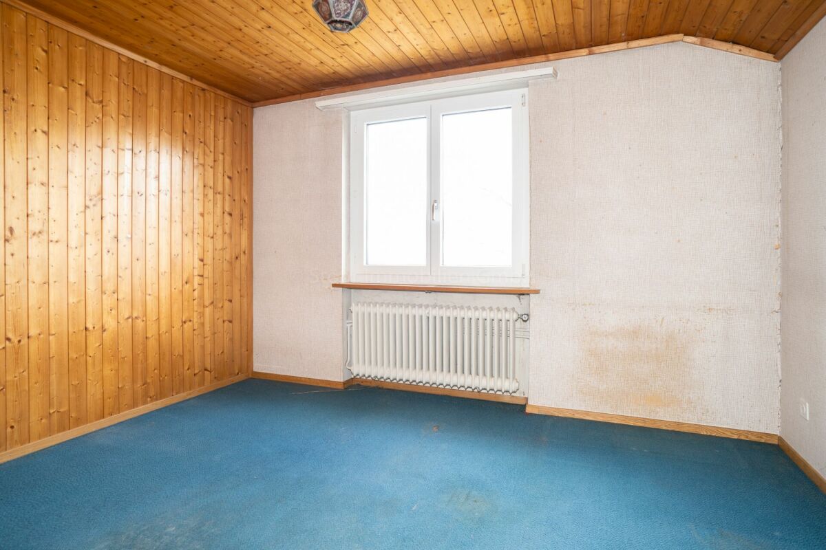 Leeres Zimmer mit Holzdecke