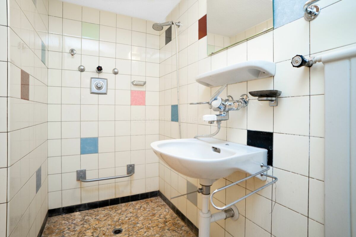 Badezimmer mit alter Dusche
