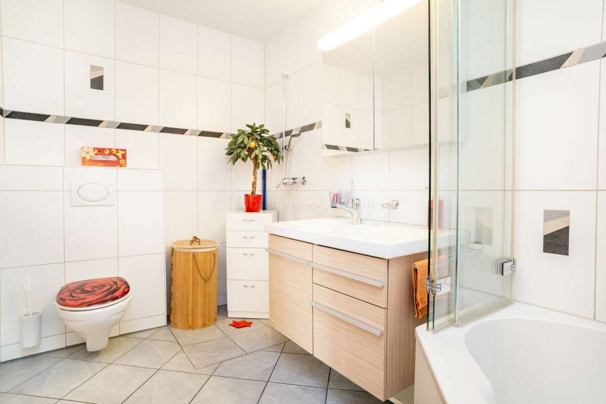 Helles Badezimmer mit Dusche und Badewanne