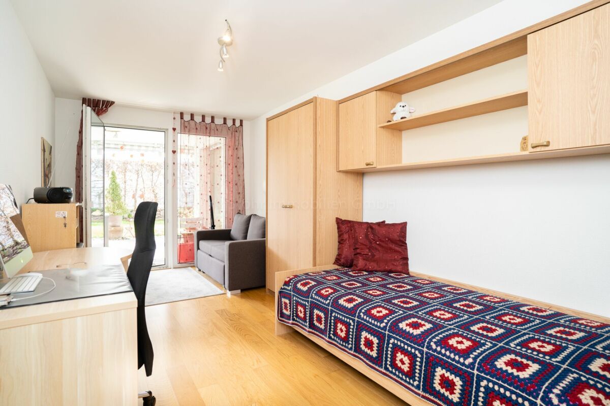 Helles kleines Schlafzimmer mit Arbeitsbereich