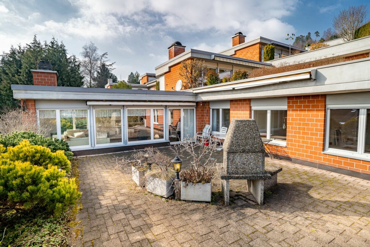Terrasse mit Reihenhausfassade