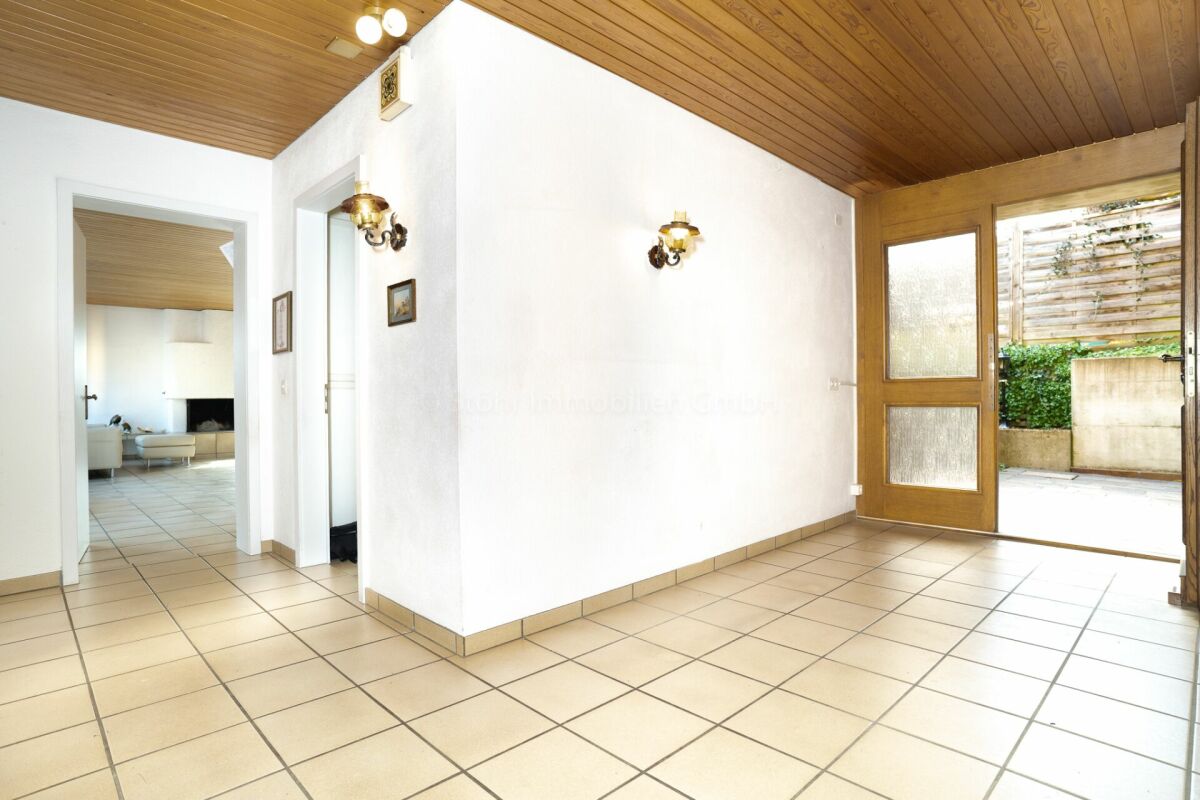 Eingangsbereich mit Blick ins Wohnzimmer und in den Außenbereich