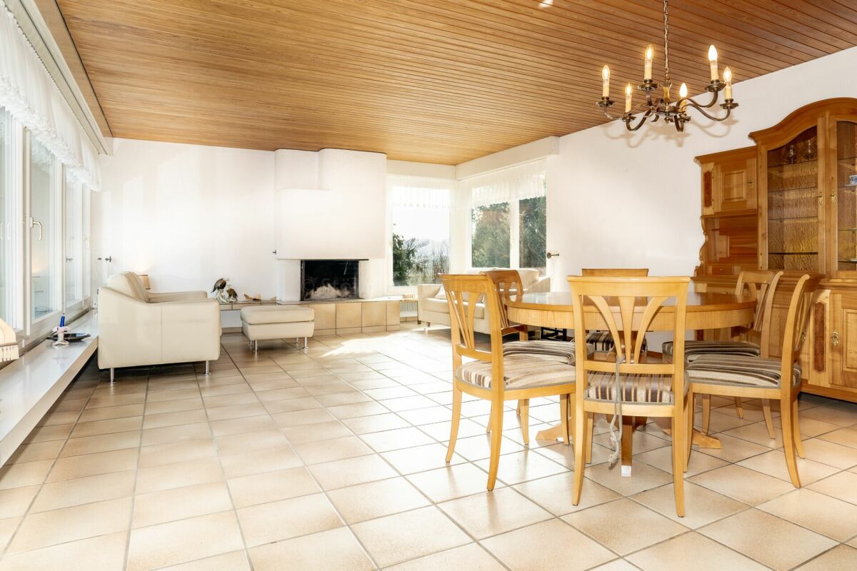 Wohn- und Esszimmer mit Kamin und Holzmöbeln