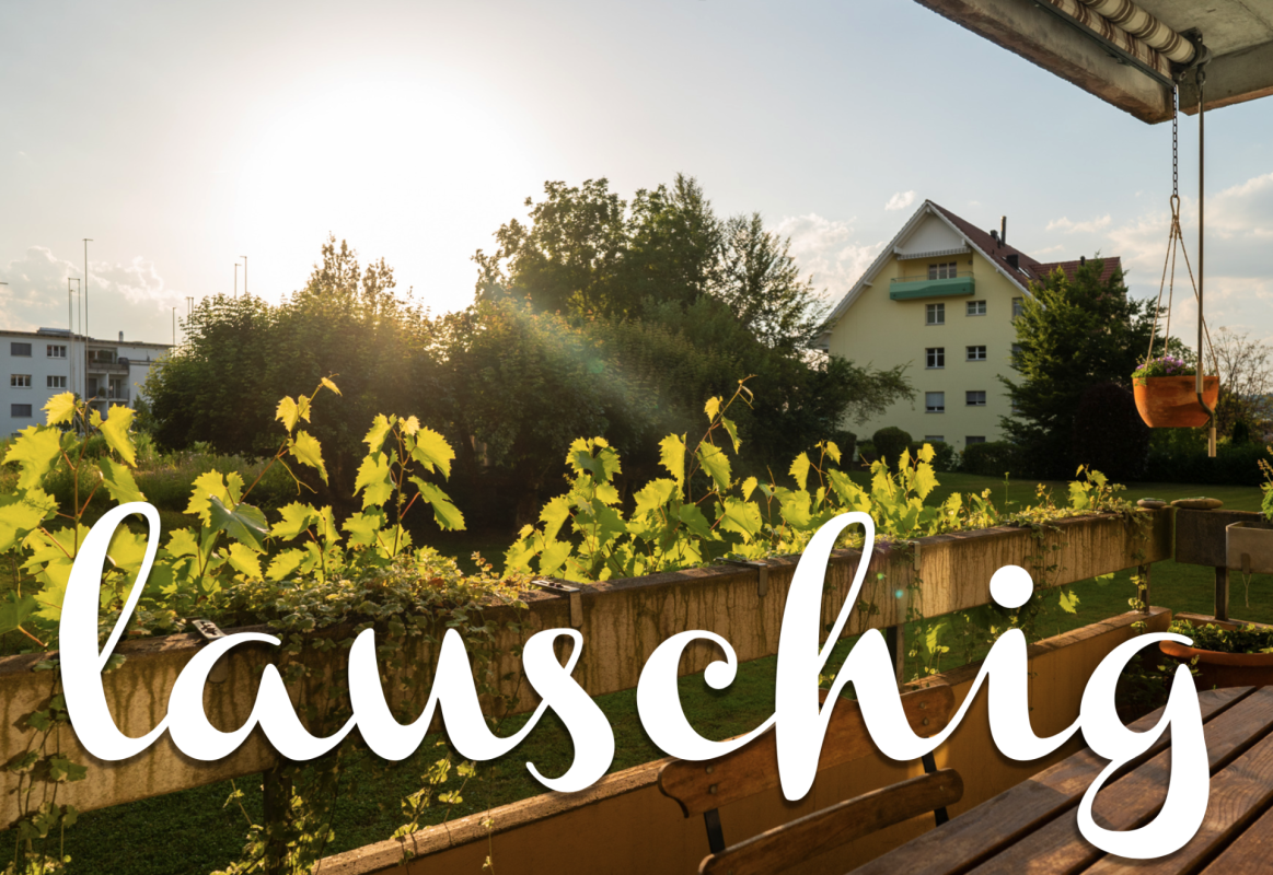 Balkon- oder Terrassenblick in einen begrünten Innenhof
